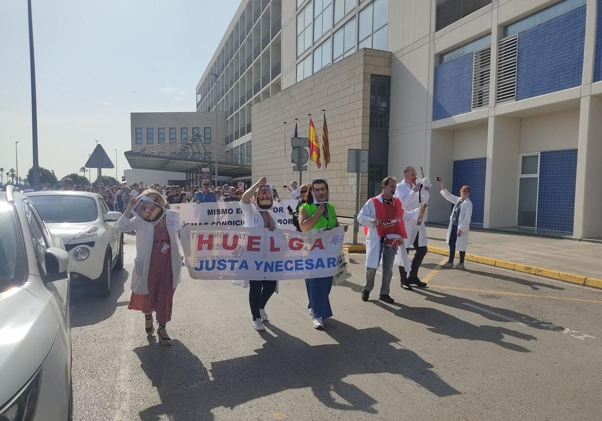 Protesta del personal laboral del departamento de salud de la Ribera.