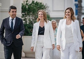 El president Carlos Mazón, Begoña Carrasco y la alcaldesa de Valencia, María José Catalá.