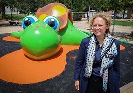 La alcaldesa, Amparo Folgado, junto a la nueva instalación.