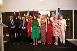 Los premiados con los miembros del Rotary Club.