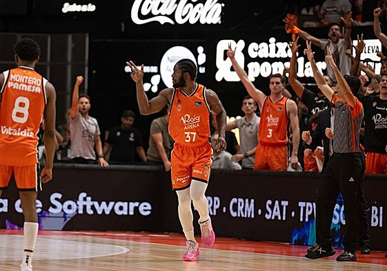 Semi Ojeleye celebra, junto a sus compañeros y aficionados, un triple durante la semifinal de la ACB contra La Laguna Tenerife.