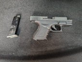 Imagen del arma detonadora y el cargador intervenidos al detenido.