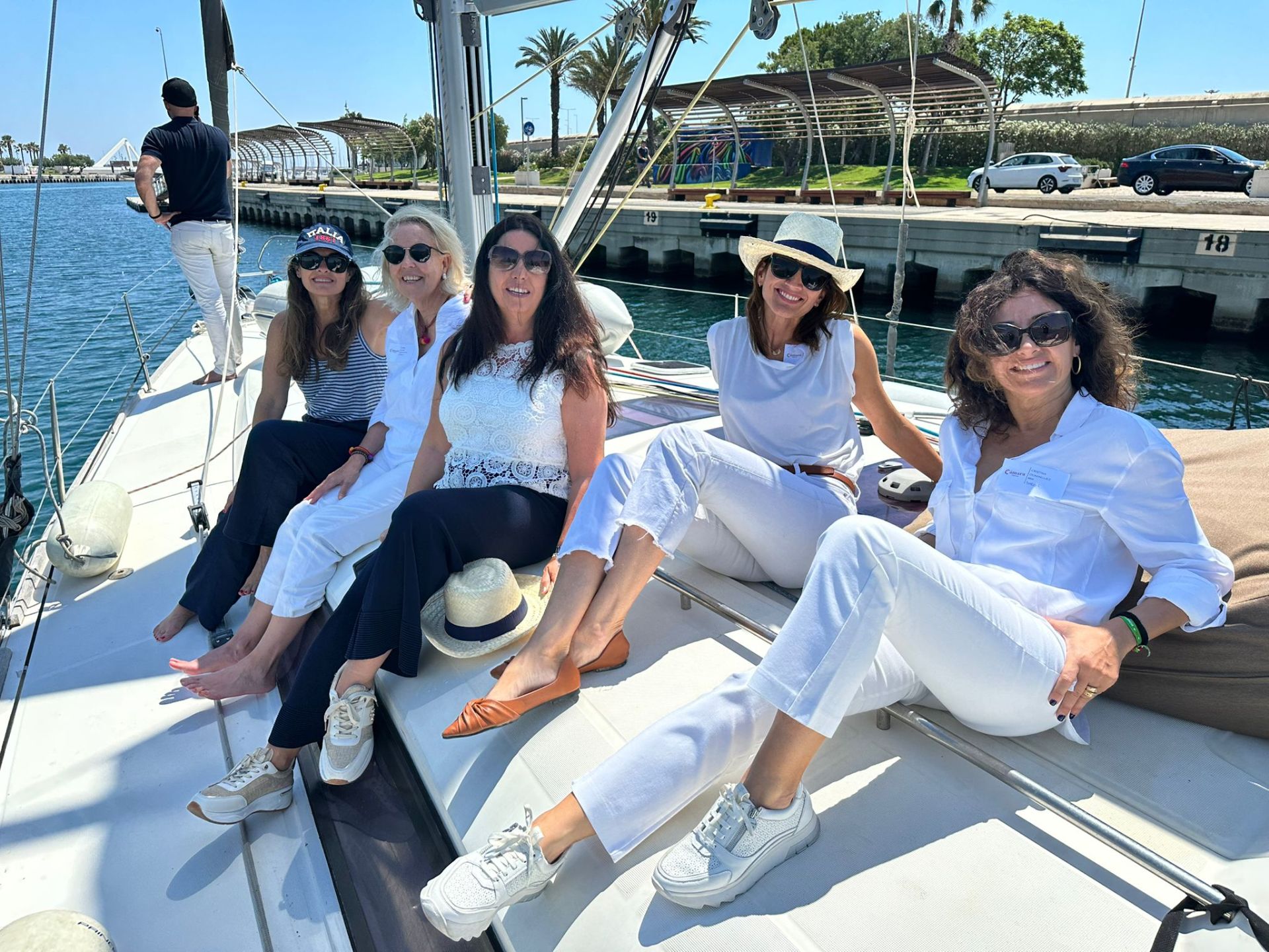 Raquel Vicente, Isabel Galbis, Elena Sánchez, Begoña Puigmoltó y Cristina Domínguez en una actividad marítima con Club Cámara.