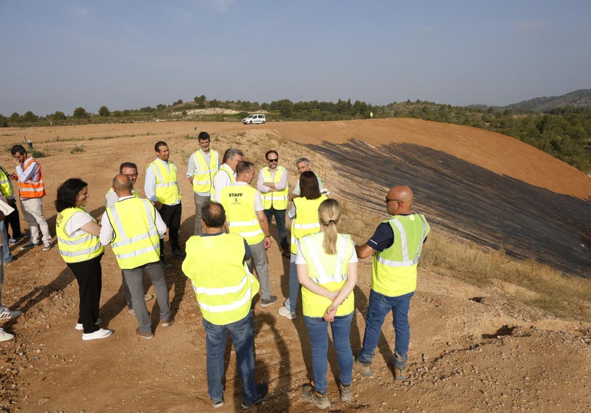 Grupo en la visita de obras de este lunes al antiguo vertedero.