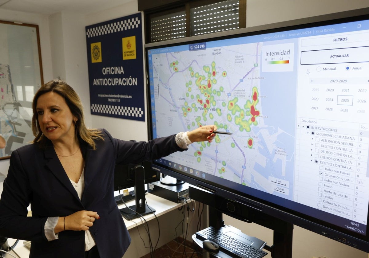 Catalá muestra el mapa de calor con los inmuebles okupados, este lunes.