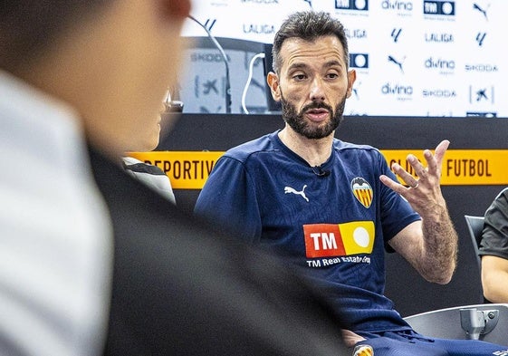 Carlos Corberán, dando una charla.