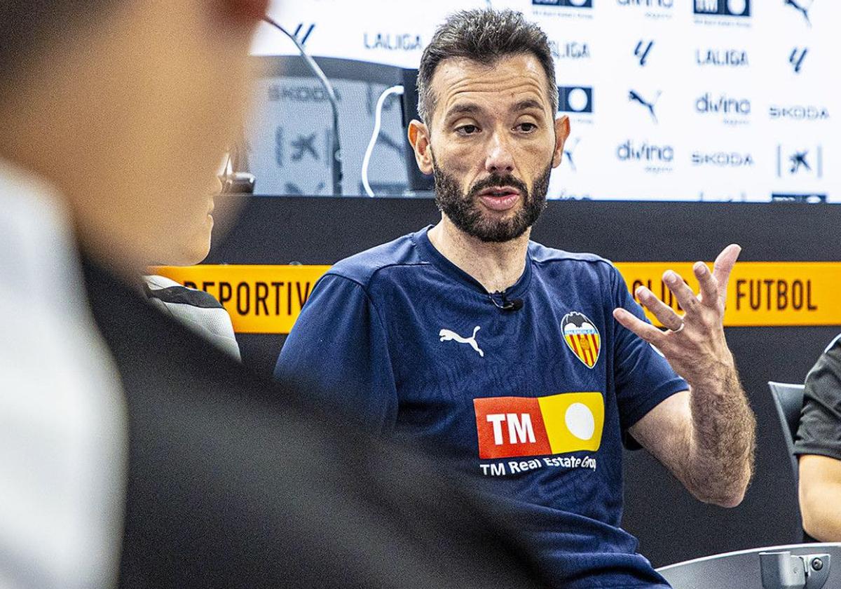 Carlos Corberán, dando una charla.