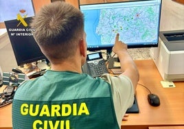 Un guardia civil ante un ordenador.