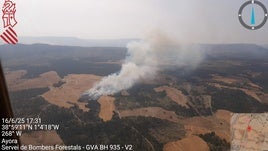 Imagen aérea del incendio declarado en Ayora.
