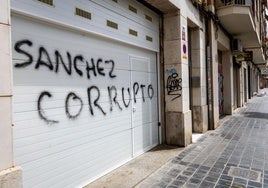 Pintada de 'Sánchez corrupto' en la vivienda de Ábalos.