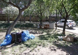 Enseres de indigentes en el jardín del Turia, ante la Policía.