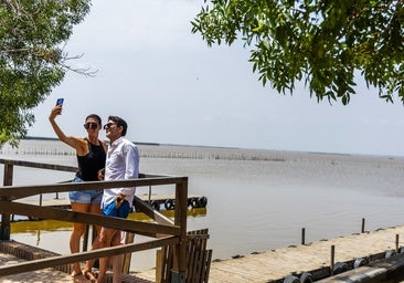 Una pareja se hace fotos al pie de la laguna