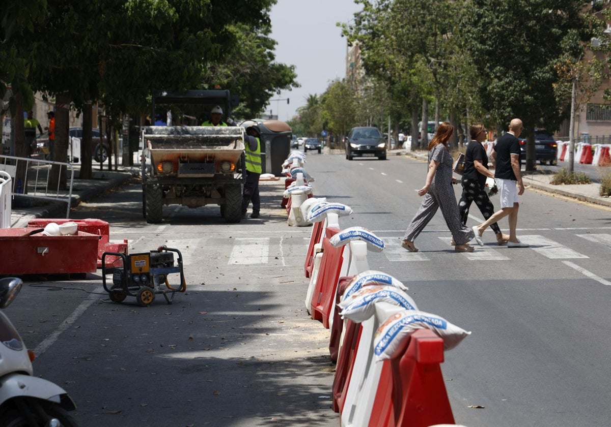 Obras en la avenida Tres Forques de Valencia.