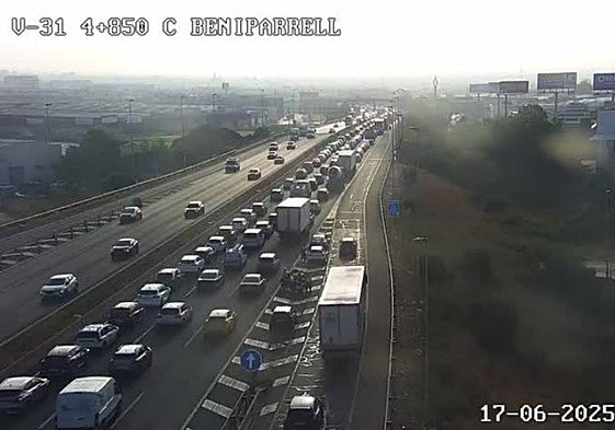 Atascos en la V-31 este martes, 17 de junio.