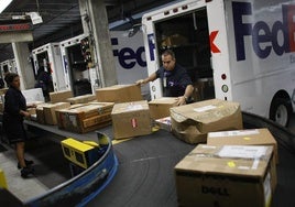 Trabajadores de Federal Express Corp (FedEx), la mayor compañía de mensajería del mundo, clasifican paquetes