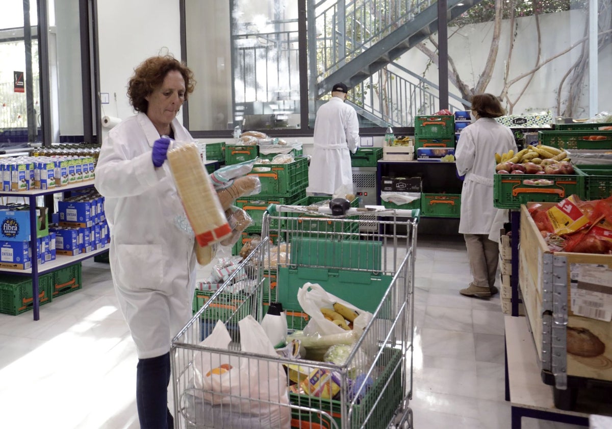 Voluntarios de Casa Caridad preparan paquetes de comida.