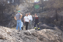 El alcalde y la concejala de Sostenibilidad, en la zona afectada por el fuego el verano pasado.