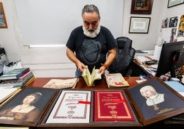 El encuadernador Pepe Gómez.