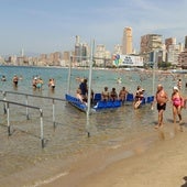 Zona de asientos dentro de la playa.