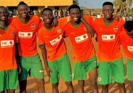 Umar Sadiq, en su Nigeria natal, junto a sus amigos., todos con camisetas del Valencia CF.