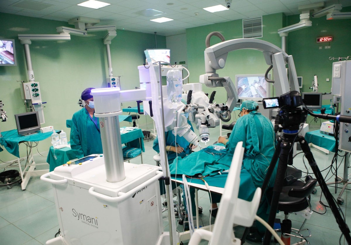 Equipo sanitario en una intervención quirúrgica robótica.
