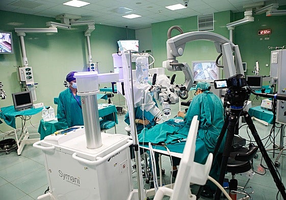 Equipo sanitario en una intervención quirúrgica robótica.