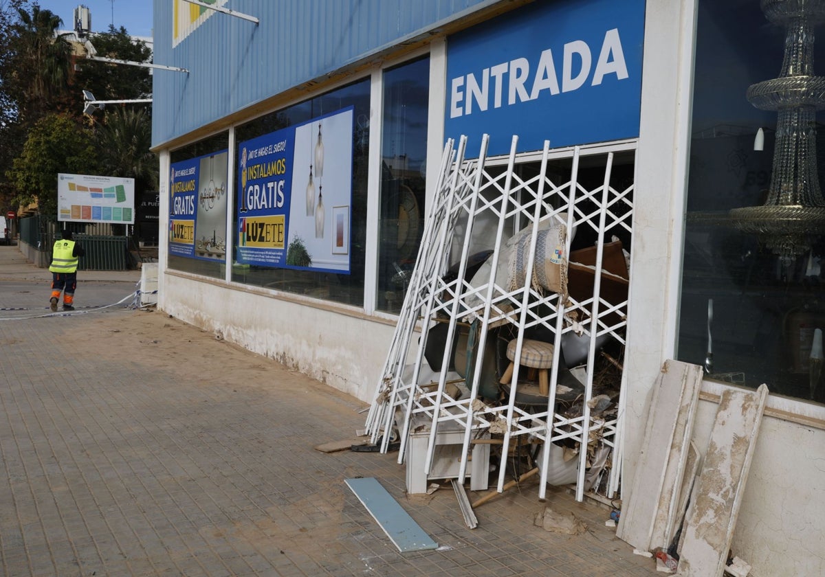 Tienda de lámparas e iluminación arrasada por la dana en el polígono de Sedaví.