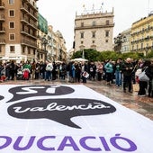 Concentración a favor del valenciano de cara a la consulta de mediados de curso.