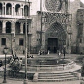 Fuente en la plaza de la Virgen desmontada en los años 70.