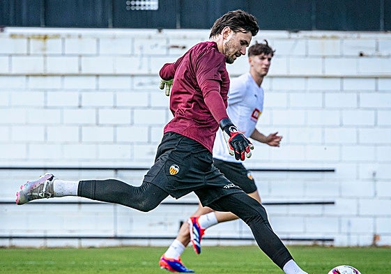 Dimitrievski, durante un entrenamiento del Valencia esta temporada.