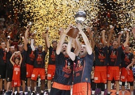 Van Rossom y Rafa Martínez levantan el trofeo de la Liga Endesa conquistada en 2017.