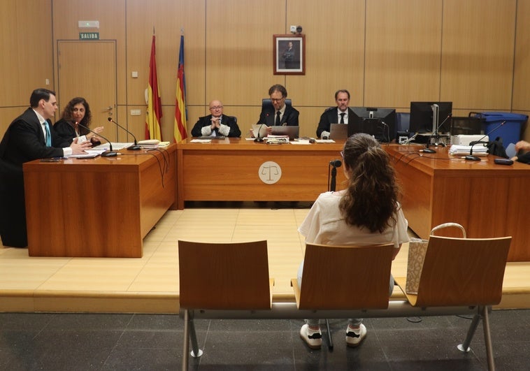 La matrona condenada por acceder al historial clínico de un compañero.