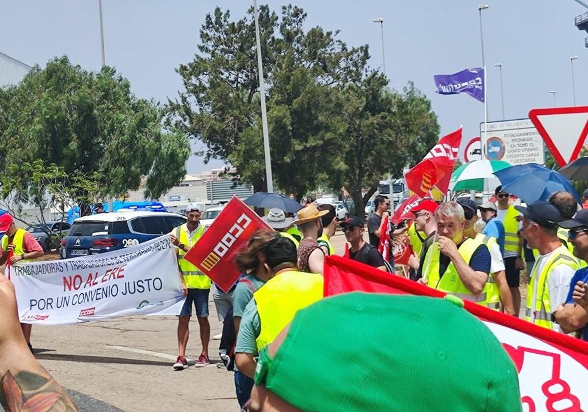 Portesta a las puertas de la fábrica de Sagunto.