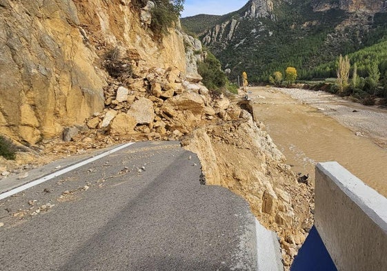 Tramo de la calzada destrozado junto al río Reatillo.