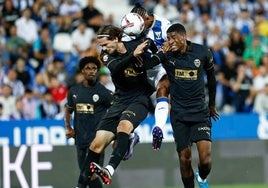 Yarek Gasiorowski y Christian Mosquera disputan un balón contra un jugador del Leganés.