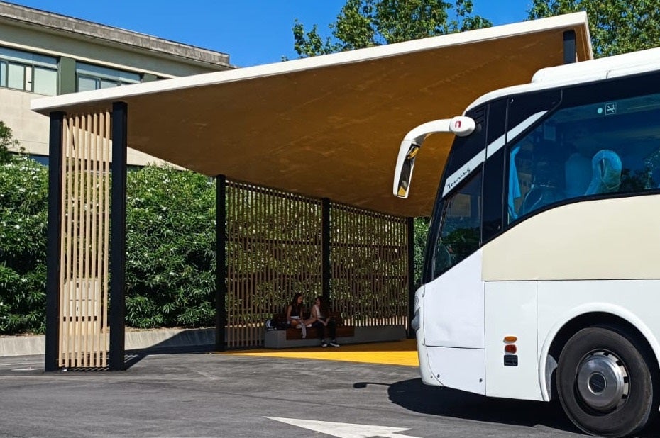 Nueva parada del autobús habiitado por Renfe como alternativa al tren por las obras de la línea Xàtiva-Alcoi.