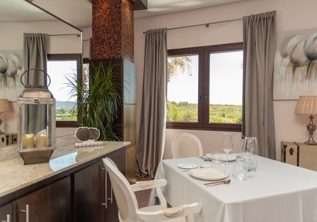 El comedor de Cal Paradís, desde el que se avistan sus huertos.