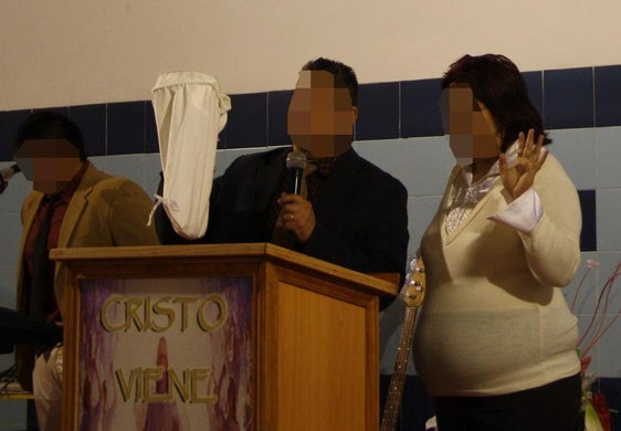 El acusado de abusos sexuales a menores en una iglesia evangelista de l'Horta, a la izquierda, junto a la profeta que trataba de sanar a las víctimas.
