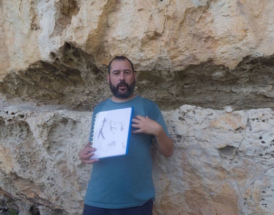 El historiador del Arte Jaume Sau en la conferencia al aire libre en la cueva de la Catxupa.