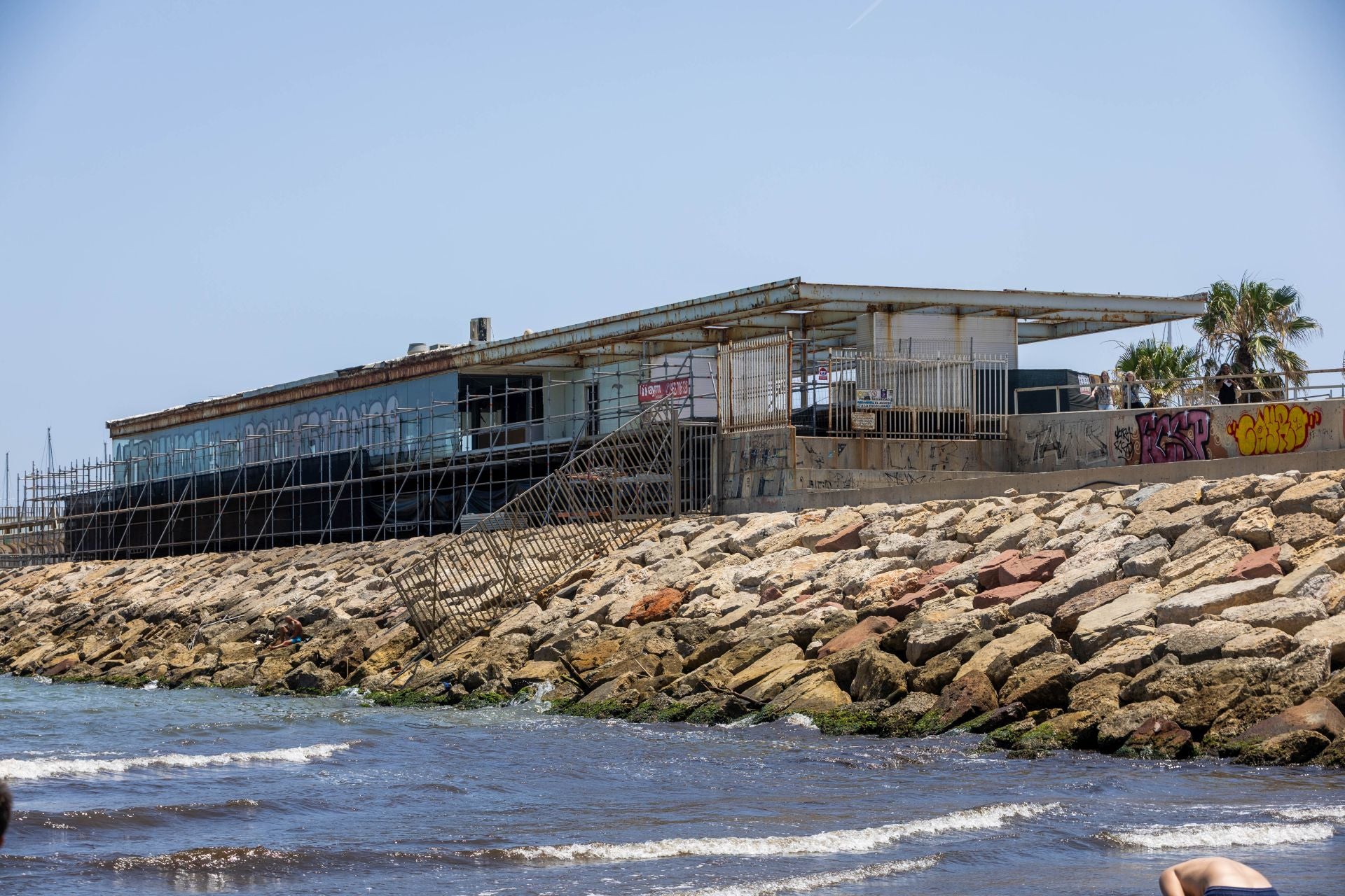 De restaurante de lujo en la Marina a chatarra sobre las olas