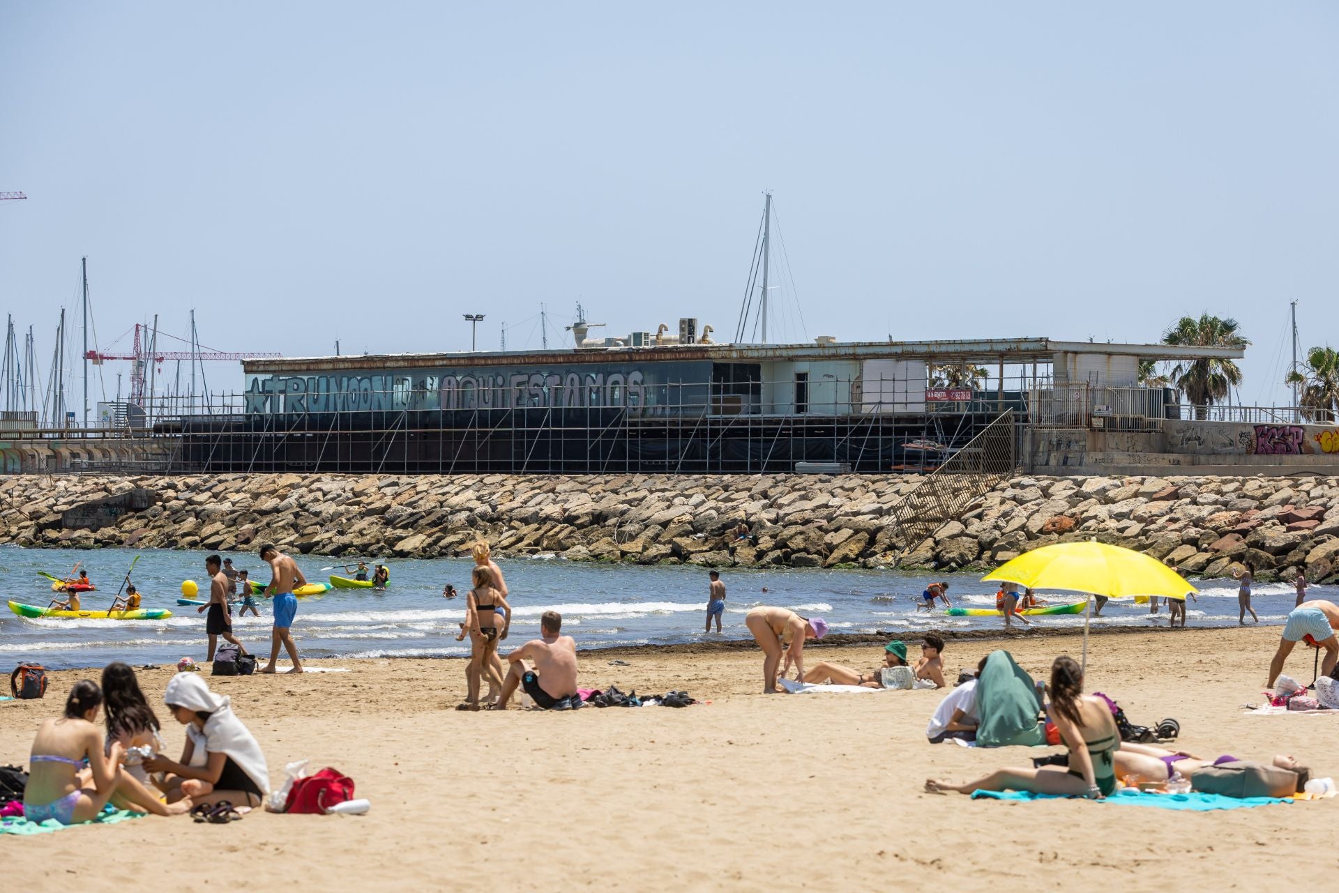 De restaurante de lujo en la Marina a chatarra sobre las olas