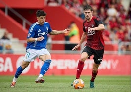 Panichelli disputa un balón ante el jugador del Oviedo, Santiago Colombatto.