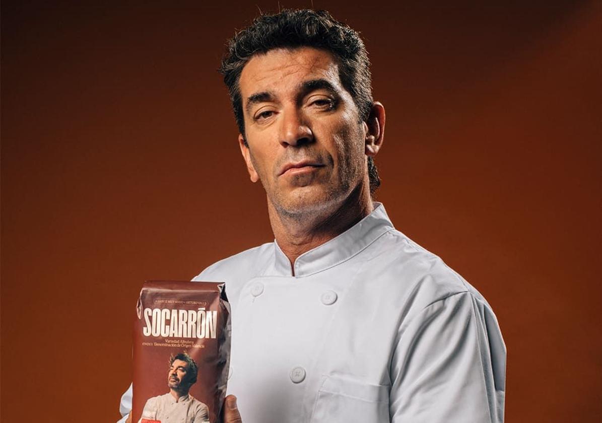 Arturo Valls posa con su producto.