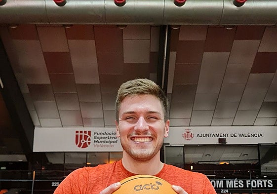 Sestina bromea cerrando los ojos en la sesión de fotos tras la entrevista.