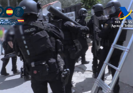 Un grupo de policías se prepara para asaltar una nave de los traficantes.