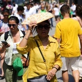 Una turista se protege del sol.
