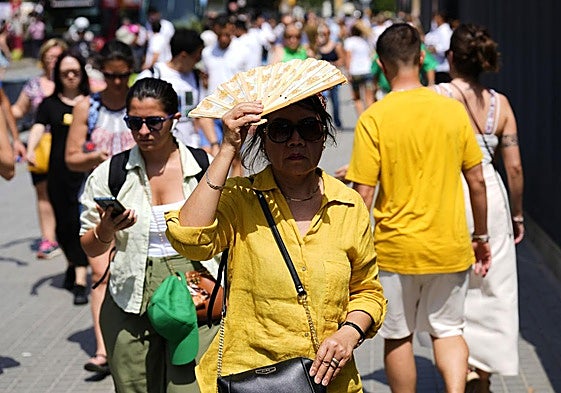 Una turista se protege del sol.