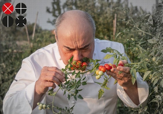 El chef Miguel Barrera en su propio campo de tomates, producto emblemático de la provincia.