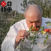 El chef Miguel Barrera en su propio campo de tomates, producto emblemático de la provincia.