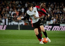 Javi Guerra, durante un partido con el Valencia en Mestalla.